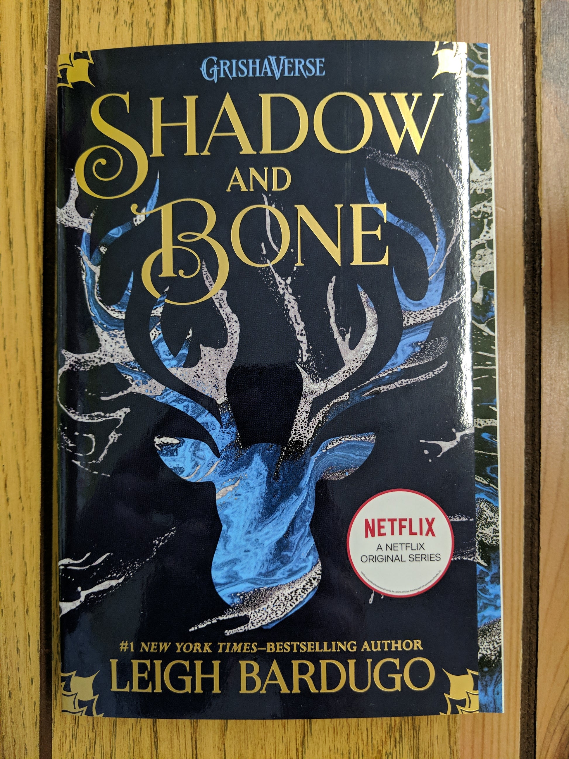  Shadow and Bone (The Shadow and Bone Trilogy, 1